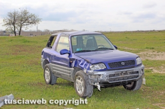 Auto cappotta in strada del Bullicame