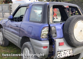Auto cappotta in strada del Bullicame