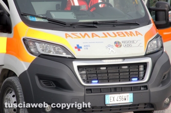 Auto cappotta in strada del Bullicame