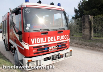 Auto cappotta in strada del Bullicame
