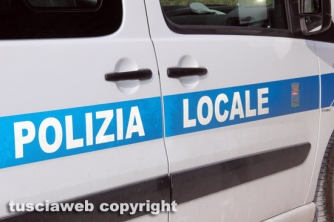Auto cappotta in strada del Bullicame