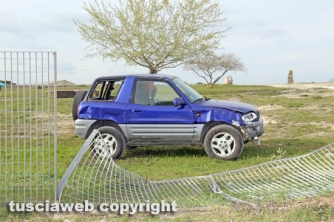 Auto cappotta in strada del Bullicame