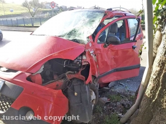 Montefiascone - Auto contro albero sulla Cassia