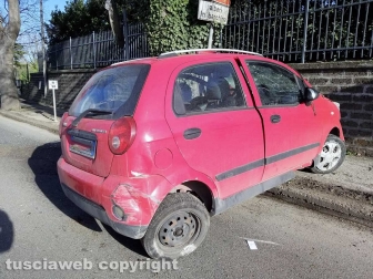 Montefiascone - Auto contro albero sulla Cassia