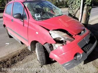 Montefiascone - Auto contro albero sulla Cassia