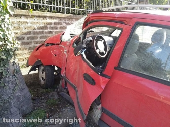Montefiascone - Auto contro albero sulla Cassia