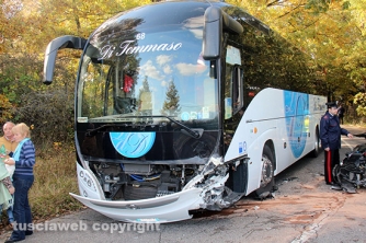 Auto contro bus sulla Cimina