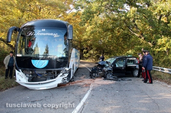 Auto contro bus sulla Cimina