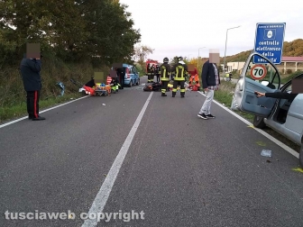 Bagnoregio - Auto si schianta contro due moto