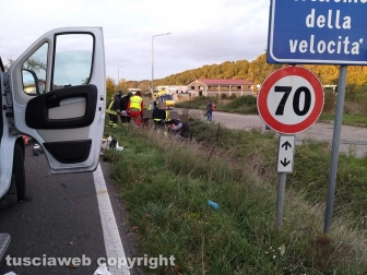 Bagnoregio - Auto si schianta contro due moto