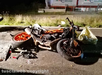 Bagnoregio - Auto si schianta contro due moto