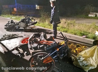 Bagnoregio - Auto si schianta contro due moto