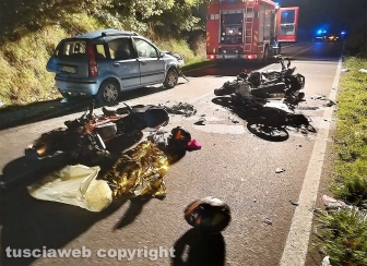 Bagnoregio - Auto si schianta contro due moto