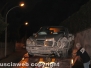 Auto contro palo della luce