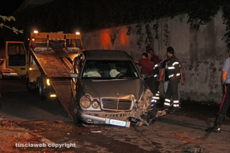 Viterbo - Auto contro palo della luce