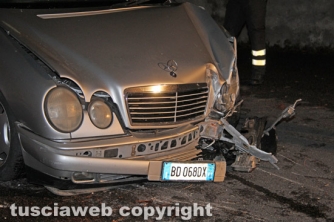 Viterbo - Auto contro palo della luce