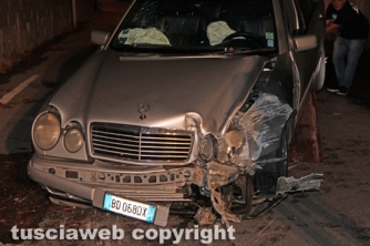 Viterbo - Auto contro palo della luce