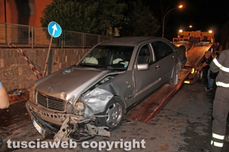 Viterbo - Auto contro palo della luce