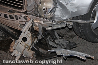 Viterbo - Auto contro palo della luce