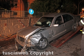 Viterbo - Auto contro palo della luce