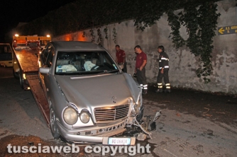 Viterbo - Auto contro palo della luce