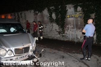 Viterbo - Auto contro palo della luce
