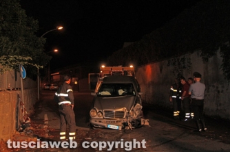 Viterbo - Auto contro palo della luce