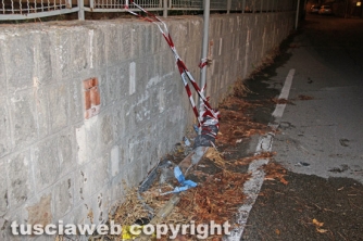 Viterbo - Auto contro palo della luce