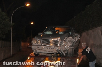 Viterbo - Auto contro palo della luce