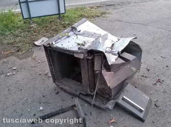 Montefiascone - Auto contro stufa, un ferito