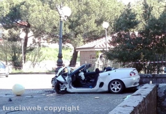 Montefiascone - Auto contro un palo