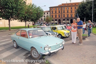Viterbo - Auto e moto d'epoca a piazza della Rocca