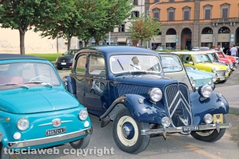 Viterbo - Auto e moto d'epoca a piazza della Rocca