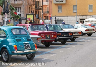Viterbo - Auto e moto d'epoca a piazza della Rocca