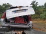 Auto esce fuori strada e si ribalta 