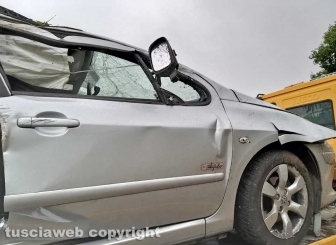 Auto esce fuori strada e si ribalta