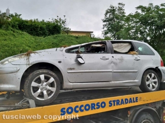 Auto esce fuori strada e si ribalta