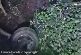 Auto finisce fuori strada e cappotta: muore 19enne, grave l’amico