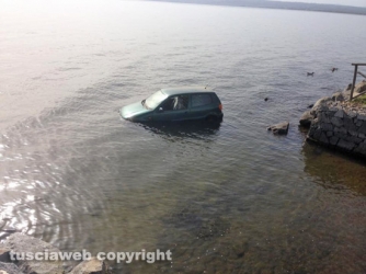 Auto finisce nel lago - Foto Vincenzo Tavani
