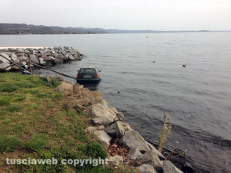 Auto finisce nel lago - Foto Vincenzo Tavani