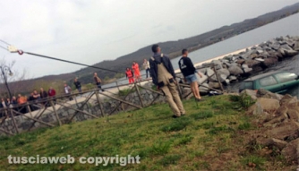 Auto finisce nel lago - Foto Vincenzo Tavani