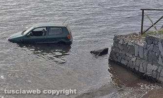 Auto finisce nel lago