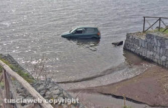 Auto finisce nel lago