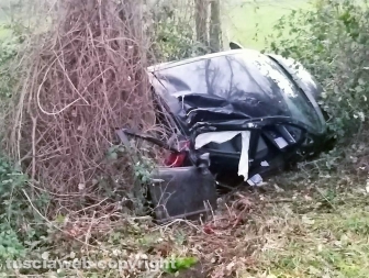 Montefiascone - Auto fuori strada finisce nella scarpata sulla Verentana