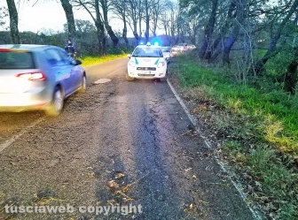 Montefiascone - Auto fuori strada finisce nella scarpata sulla Verentana