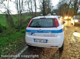 Montefiascone - Auto fuori strada finisce nella scarpata sulla Verentana