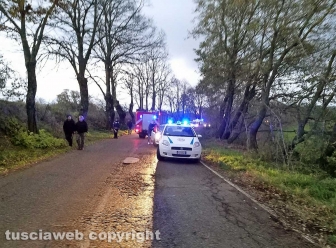 Montefiascone - Auto fuori strada finisce nella scarpata sulla Verentana