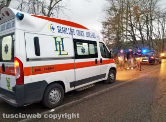 Montefiascone - Auto fuori strada finisce nella scarpata sulla Verentana