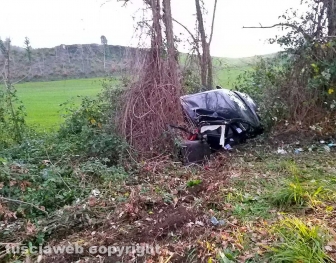 Montefiascone - Auto fuori strada finisce nella scarpata sulla Verentana