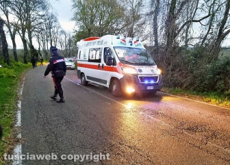 Montefiascone - Auto fuori strada finisce nella scarpata sulla Verentana